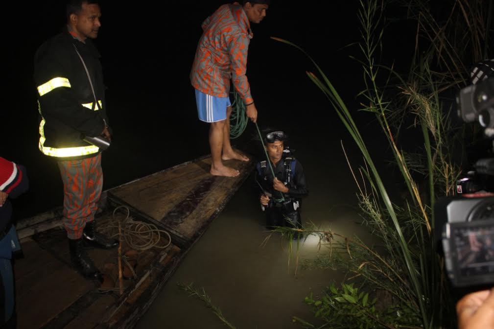 কীর্তনখোলা নদীতে নিখোঁজ সাইরীকে উদ্ধারে অভিযার চালাচ্ছে বরিশাল ফায়ার সার্ভিসের কর্মীরা বৃহস্পতিবার রাতে তোলা ছবিঃ আয়না২৪