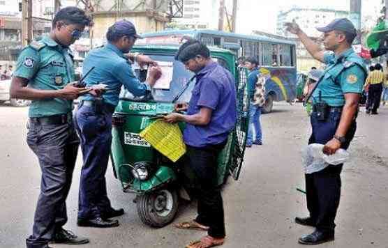 ট্রাফিক আইন অমান্য করায় একদিনে ৩৩০৫ মামলা